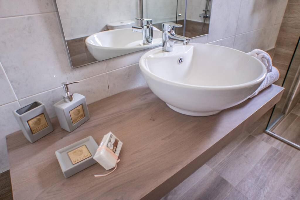 Villa Ventus, 40Sqm Private Pool & Hot Tub! Roussospítion Buitenkant foto